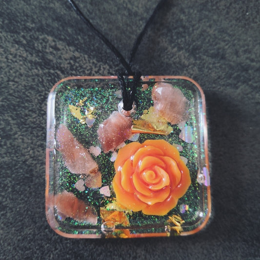 Pendentif résine - Calcite rouge - Vitalité