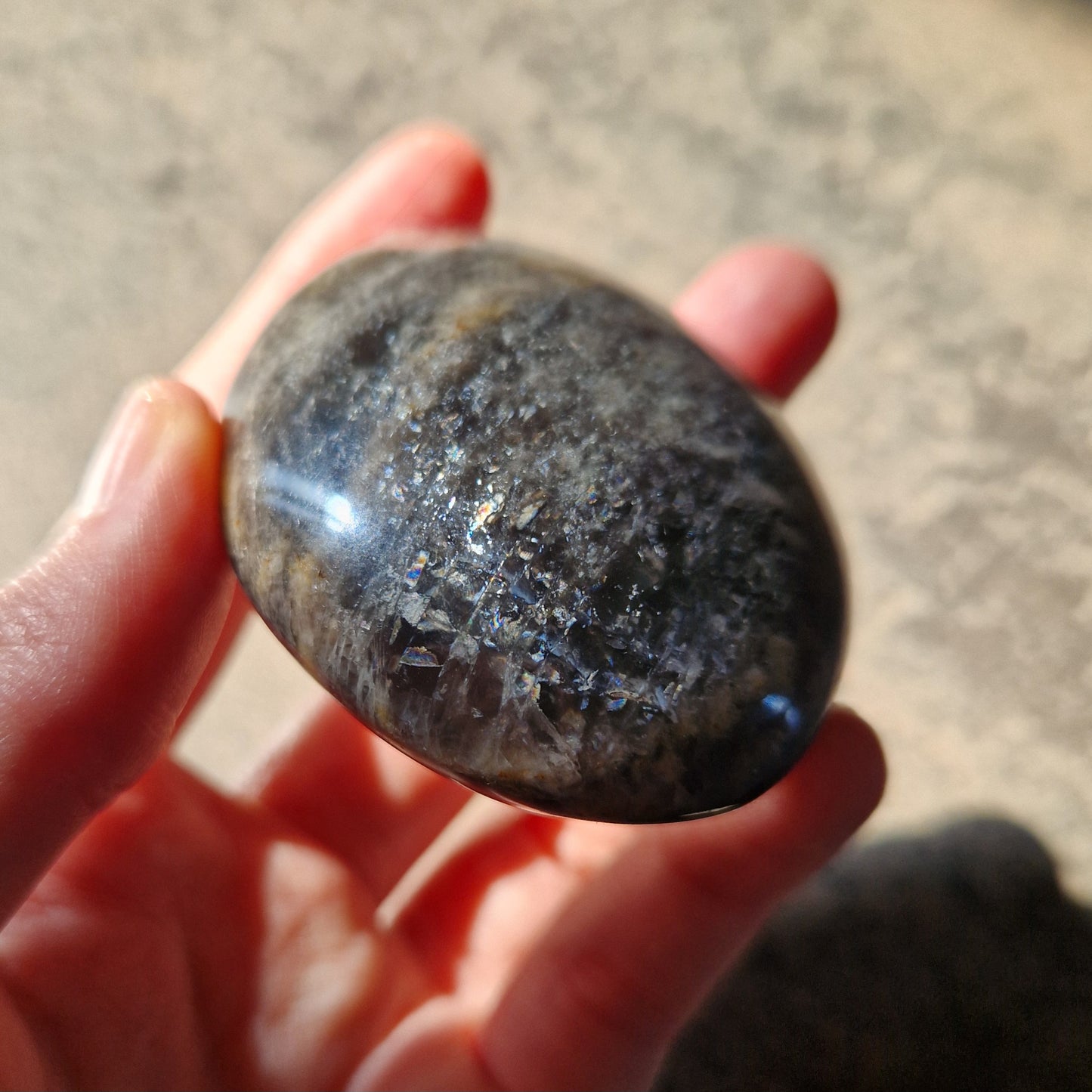 Galet - Pierre de lune noire - Introspection