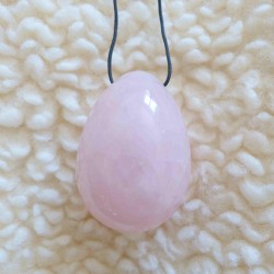 Œuf de Yoni en quartz rose, taille moyenne (40x25mm), percé avec cordon