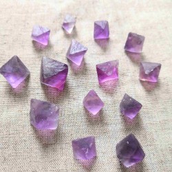 Petit octaèdre de Fluorite violette 1cm