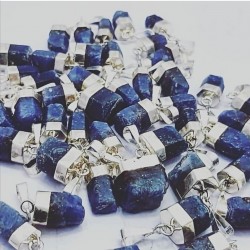 Petit pendentif de Saphir bleu cristallisé – Mystique