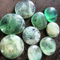 Galet de Fluorite verte ~ Sagesse