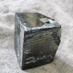 Cube naturel de Pyrite ~ Courage