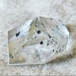 Pointe de Quartz lodolite ~ Voyage (naturelles)