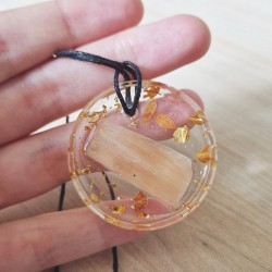 Pendentif de Sélénite orange et résine ~ Douceur