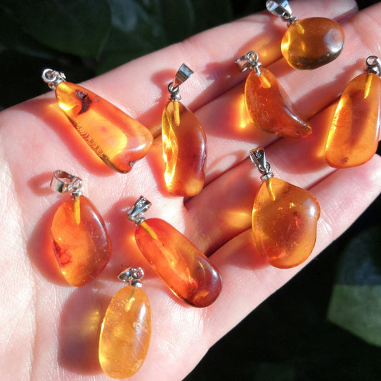 Petit pendentif d'Ambre claire ~ Chaleur