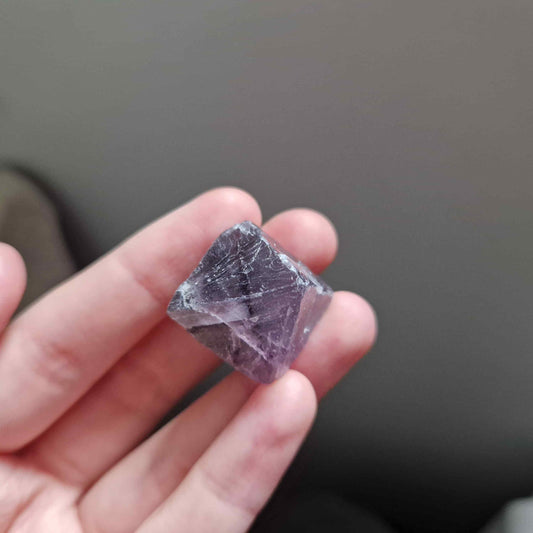Octaèdre naturel de Fluorite violette