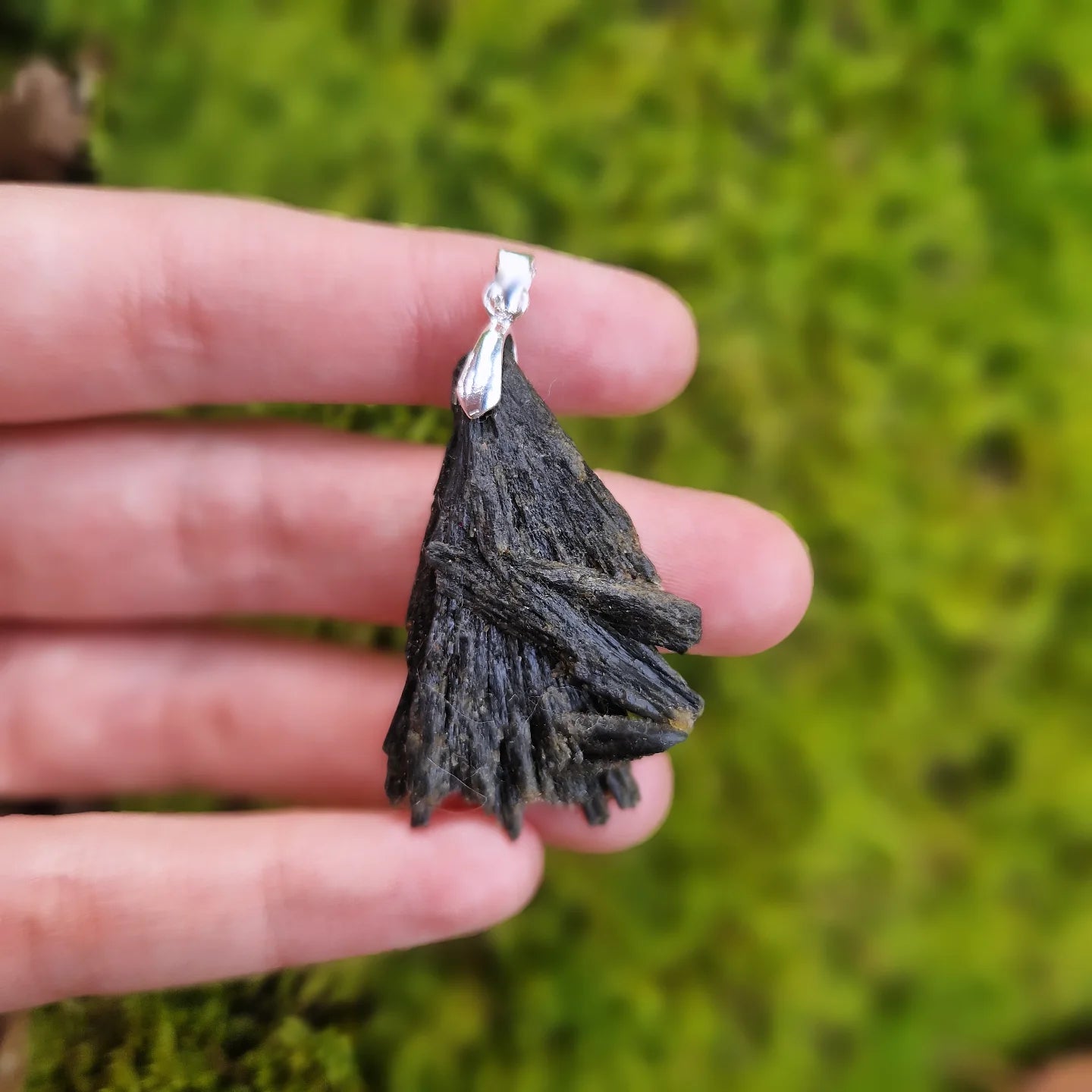 Pendentif (argent 925) - Cyanite noire – Guidance intérieure
