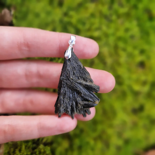 Pendentif (argent 925) - Cyanite noire – Guidance intérieure